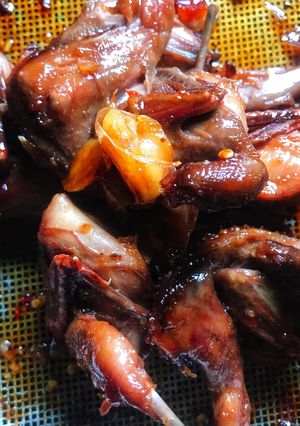 Hình của món Chim cút cháy bơ tỏi.