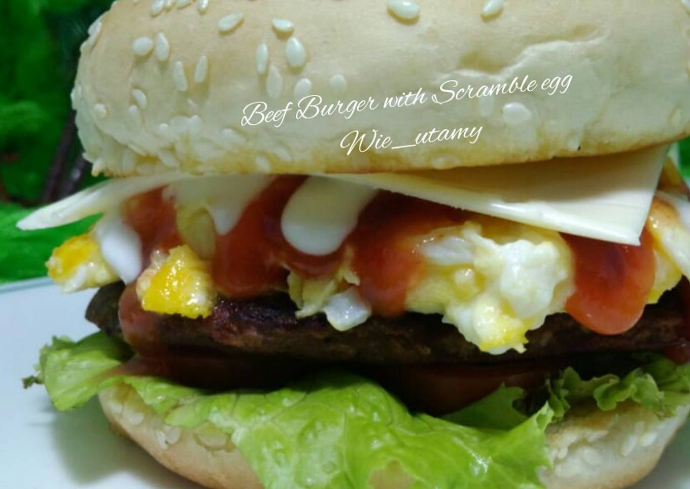 Beef Burger with Scramble Egg