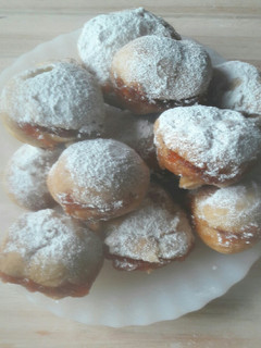 Una foto de Buñuelos rellenos con dulce de membrillo😊