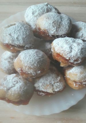 Una foto de Buñuelos rellenos con dulce de membrillo😊