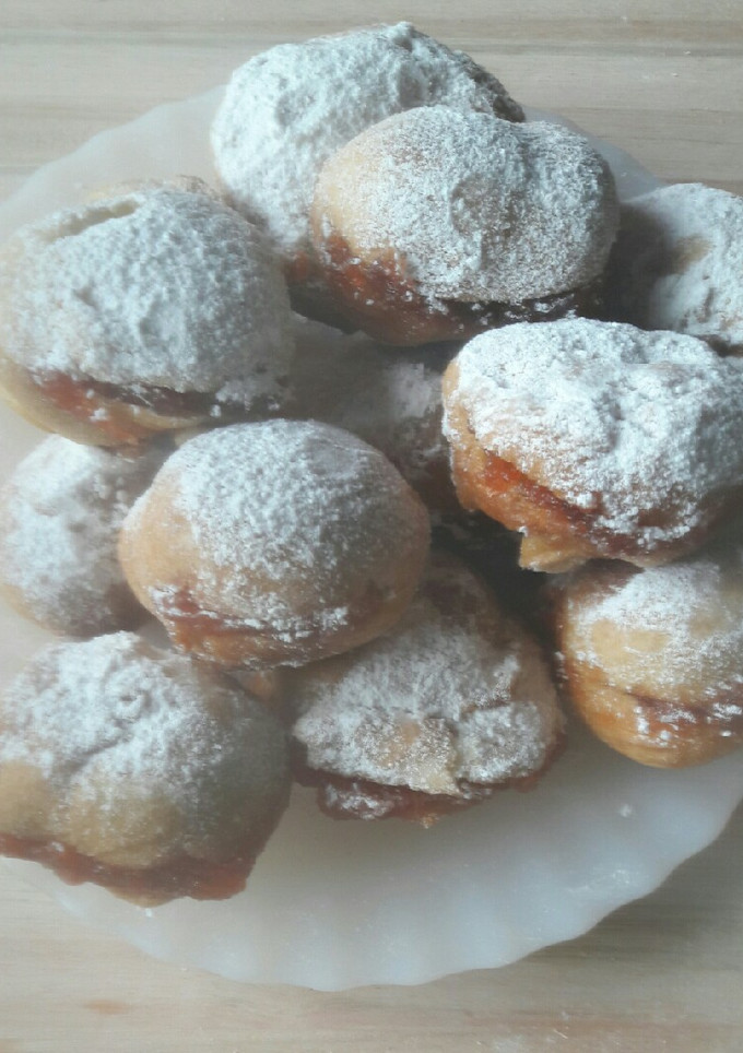 Una foto de Buñuelos rellenos con dulce de membrillo😊
