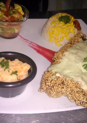Una foto de Res apanada con ajonjolí y salsa de tocineta