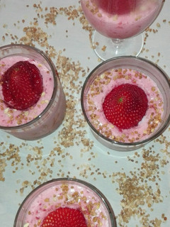 Una foto de Mousse de yogur y fresa
