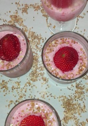 Una foto de Mousse de yogur y fresa