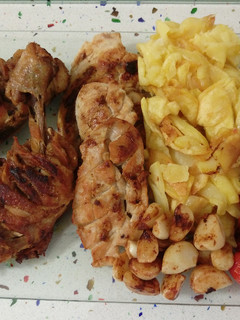 Una foto de Pollo frito con patatas, pimientos y tomates cherry asados