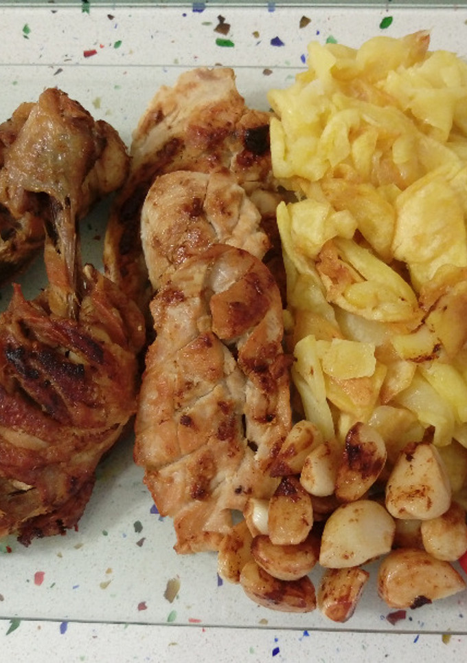 Una foto de Pollo frito con patatas, pimientos y tomates cherry asados