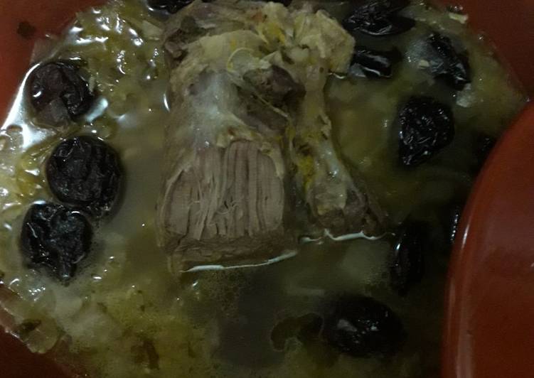 طاجين اللحم بالبرقوق (عين البقرة المجففة)