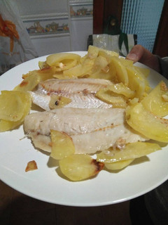 Una foto de Merluza al horno con patatas