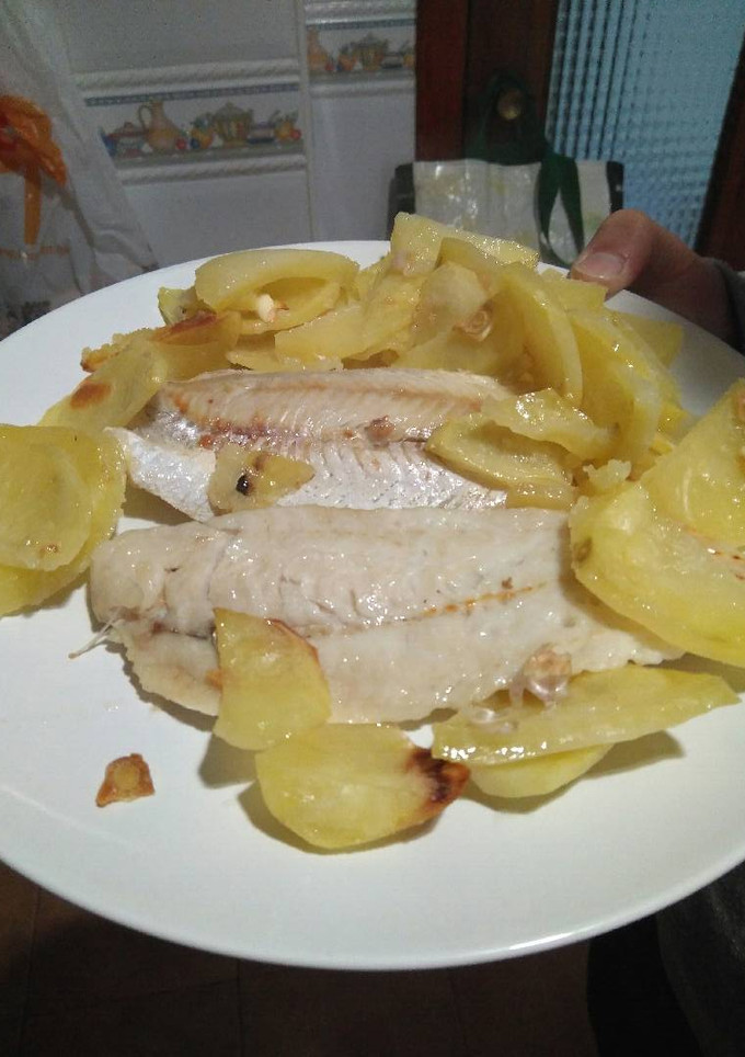 Una foto de Merluza al horno con patatas