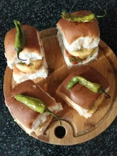 वड़ा पाव (vada pav recipe in hindi) रेसिपी मुख्य फोटो