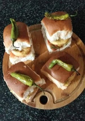 वड़ा पाव (vada pav recipe in hindi) रेसिपी मुख्य फोटो