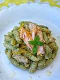 Malloreddus di farro e mais con crema di fave al bergamotto e salmone scottato