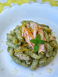 Foto di Malloreddus di farro e mais con crema di fave al bergamotto e salmone scottato