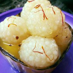 A picture of Sabudana ke rasgulle.