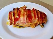 Una foto de pechuga rellena de tocino y queso