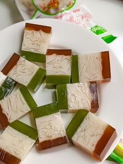 Hình của món Thạch rau câu sợi lá dứa – cốt dừa – café.