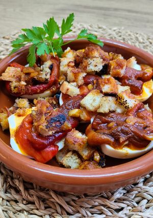A picture of Huevos en Salmorejo (Castile and León).