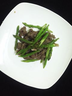 Hình của món Bắp Bò Xào Măng Tây.