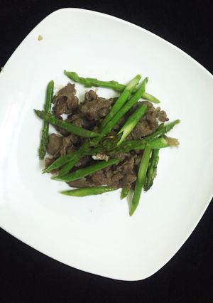 Hình của món Bắp Bò Xào Măng Tây.
