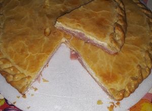 Una foto de Torta de fiambre semi hojaldre