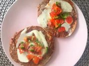 Una foto de molletes de frijol y queso