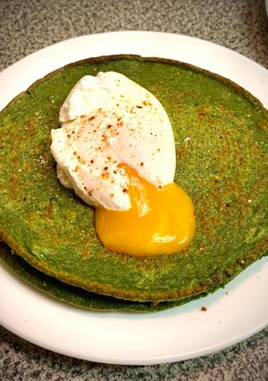 Una foto de Hotcakes de Espinaca con huevo Ponchado 🥞🍃🍃