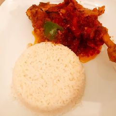 A picture of Fresh chicken leg in bell peppers sauce.