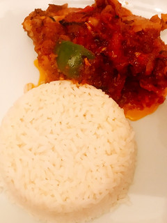 A picture of Fresh chicken leg in bell peppers sauce.