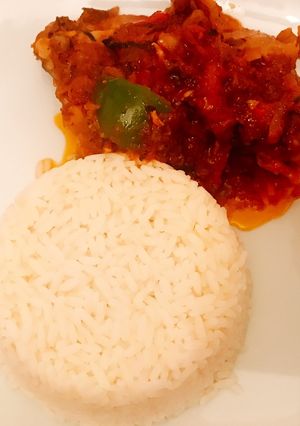 A picture of Fresh chicken leg in bell peppers sauce.