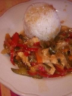 Una foto de Verduras al wok con pollo y timbal de arroz 😋😁