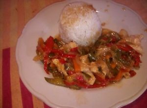 Una foto de Verduras al wok con pollo y timbal de arroz 😋😁