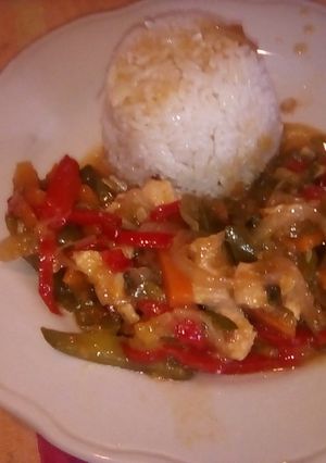 Una foto de Verduras al wok con pollo y timbal de arroz 😋😁