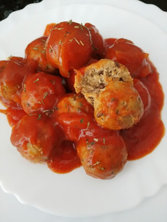 Una foto de Albóndigas de atún en lata y salsa de tomate