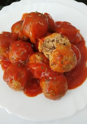 Una foto de Albóndigas de atún en lata y salsa de tomate
