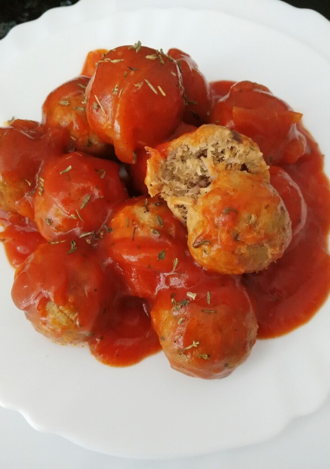 Una foto de Albóndigas de atún en lata y salsa de tomate