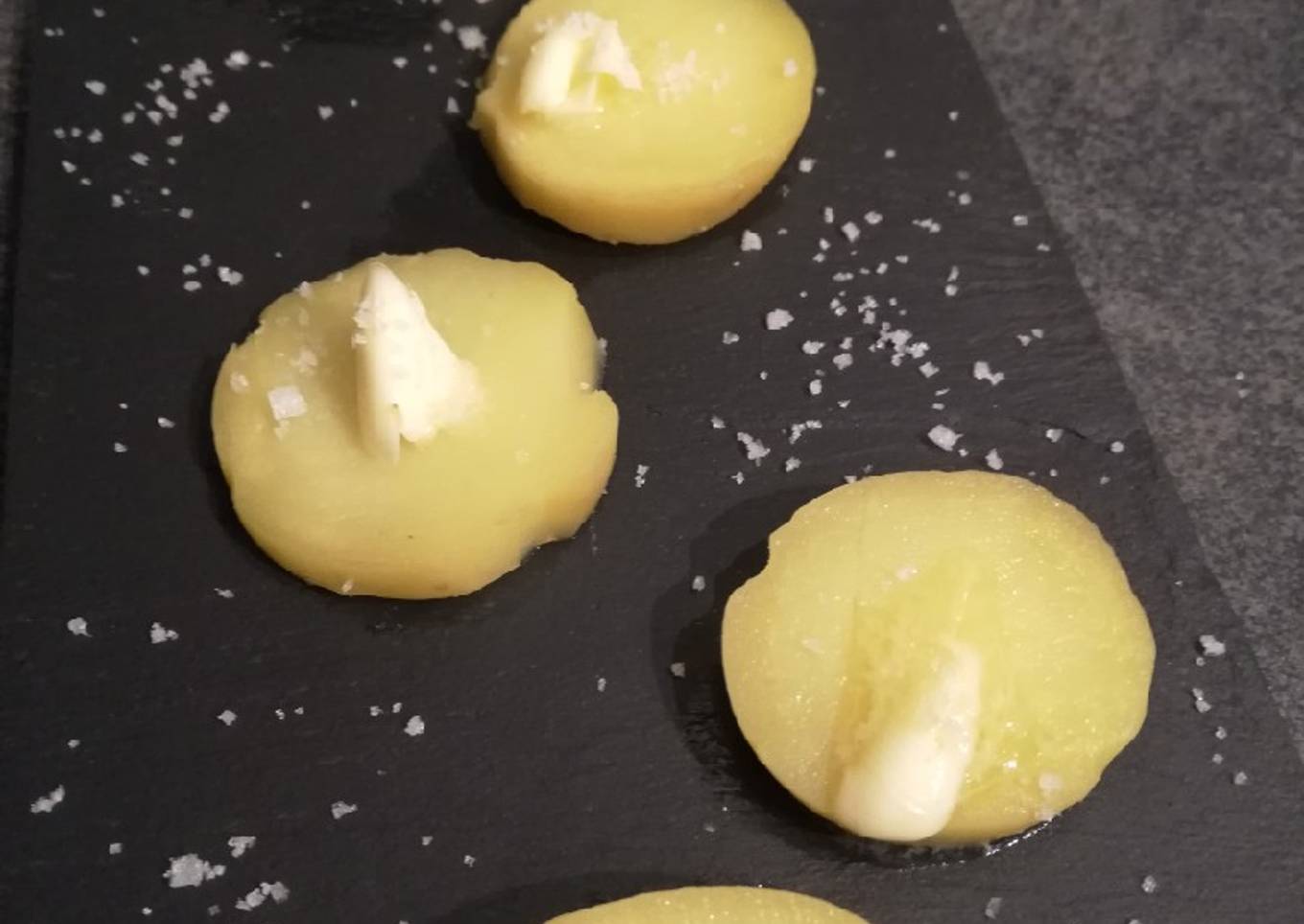 Toasts de pommes de terre au beurre et à la fleur de sel