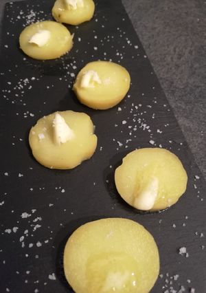 Une photo de Toasts de pommes de terre au beurre et à la fleur de sel