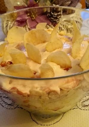Zdjęcie przepisu Sałatka z chipsami na majówkę.