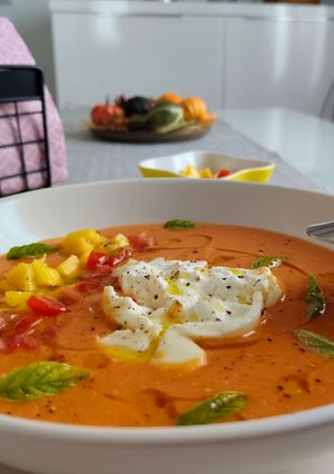 Una foto de Sopa fría de mango y tomate