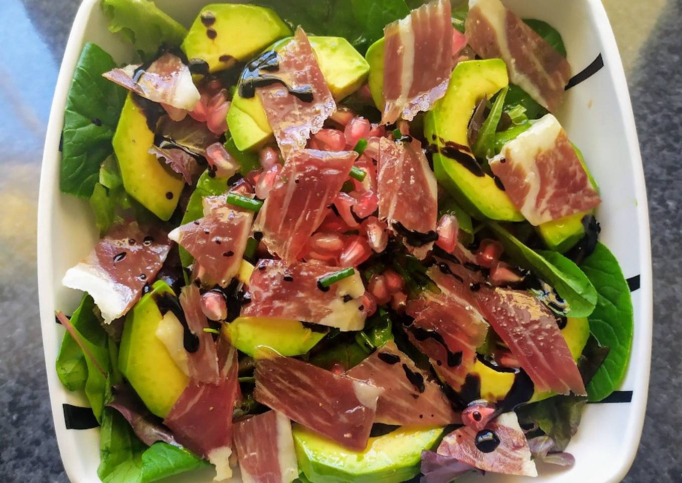 Ensalada de aguacate, jamón ibérico y granada