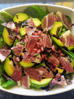 Una foto de Ensalada de aguacate, jamón ibérico y granada