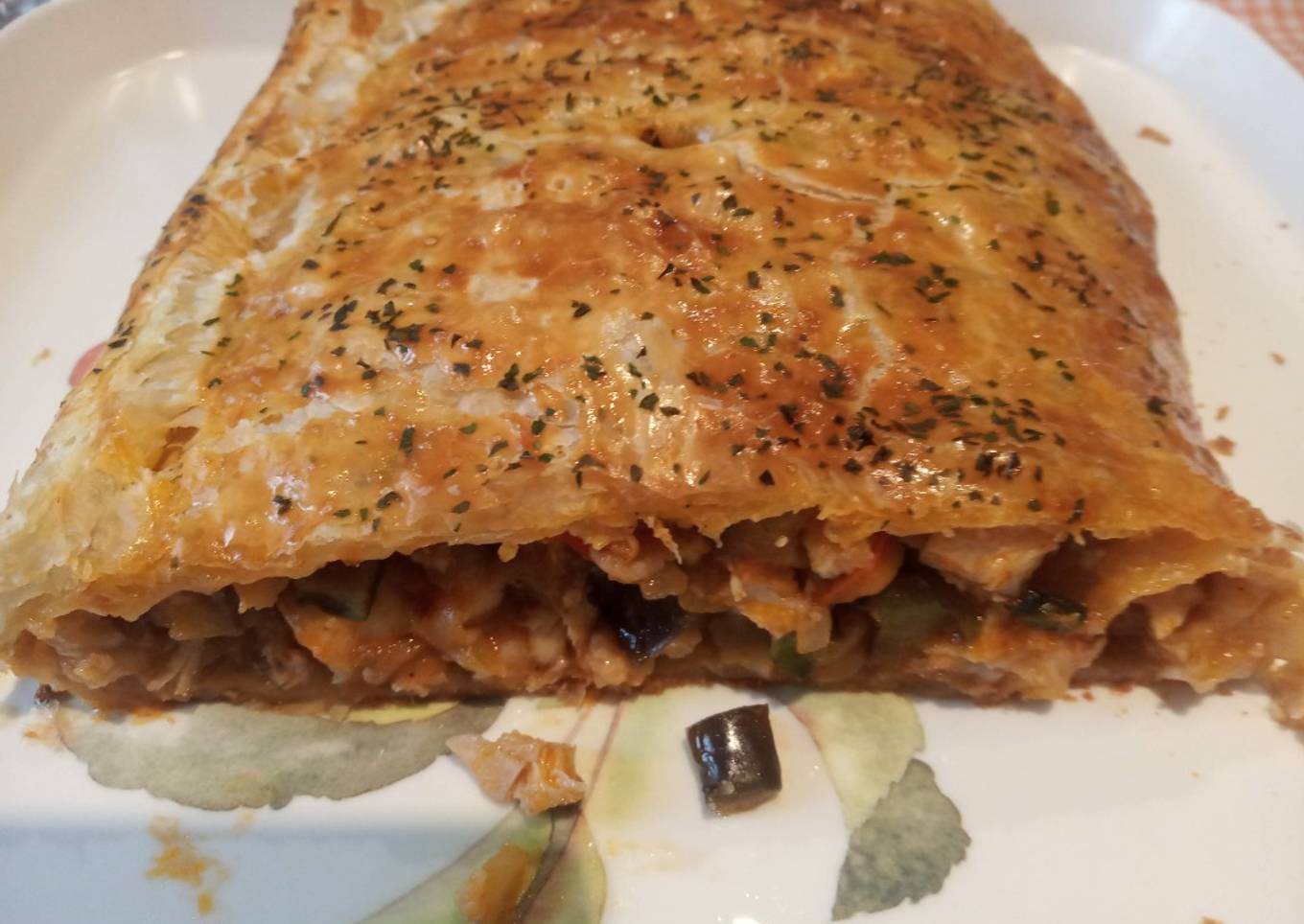 Hojaldre relleno de verduras y pollo