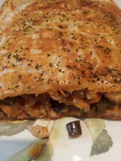 Una foto de Hojaldre relleno de verduras y pollo