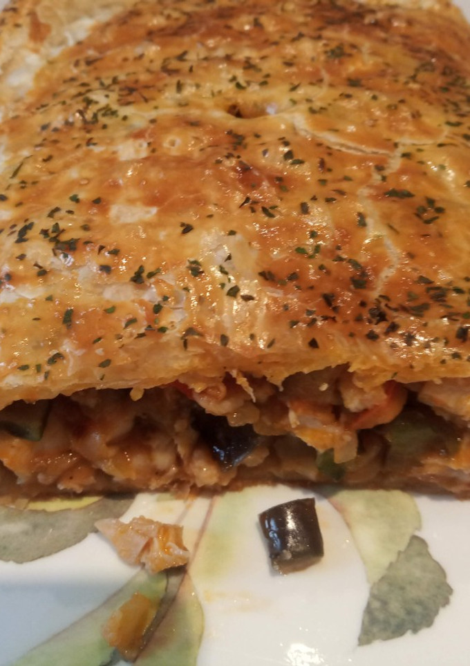 Una foto de Hojaldre relleno de verduras y pollo