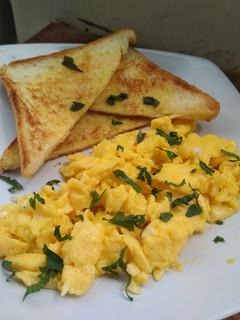 Foto resep Scrambled Egg with Bread Toast