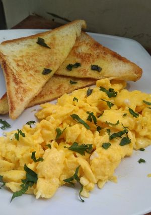 Foto resep Scrambled Egg with Bread Toast