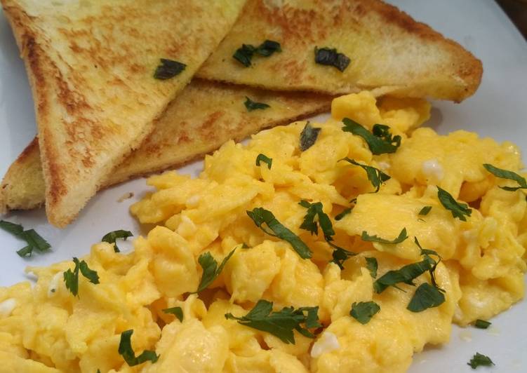 Scrambled Egg with Bread Toast