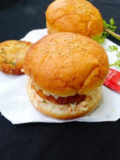 चिकन टिक्की बर्गर (chicken tikki burger recipe in Hindi) रेसिपी मुख्य फोटो