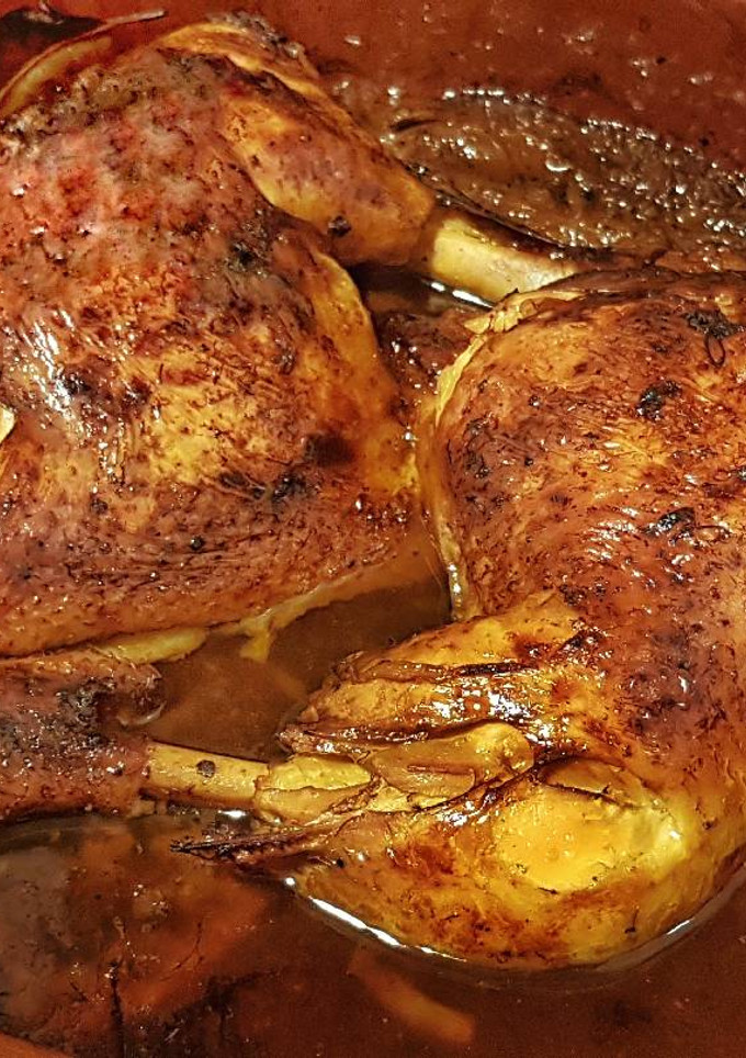 Una foto de Muslos de Pollo al horno con mango y toque de barbacoa