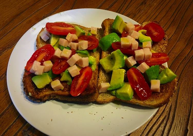 Tostadas de pan con semillas de sésamo y lino, aguacate, tomates y pavo